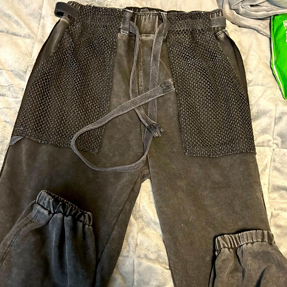 Gilded Intent women’s black cuffed joggers/sweatpants with belt loop size xs